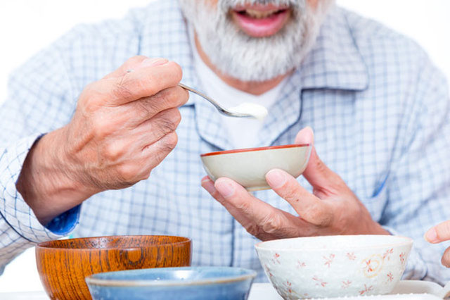 介護食を食べる男性