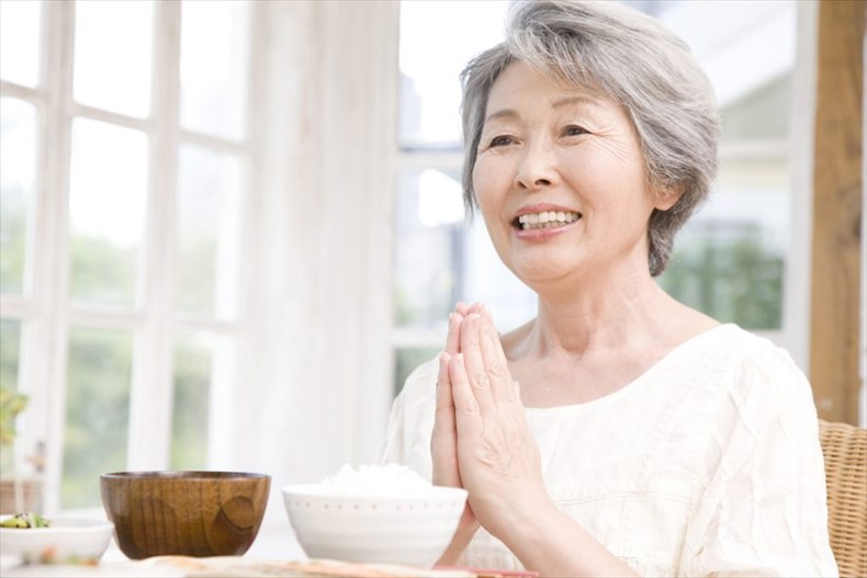 介護食を食べる女性